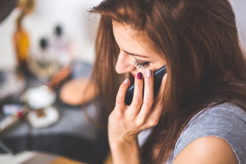 Ciesz się wysoką jakością rozm&oacute;w w technologii HD Voice